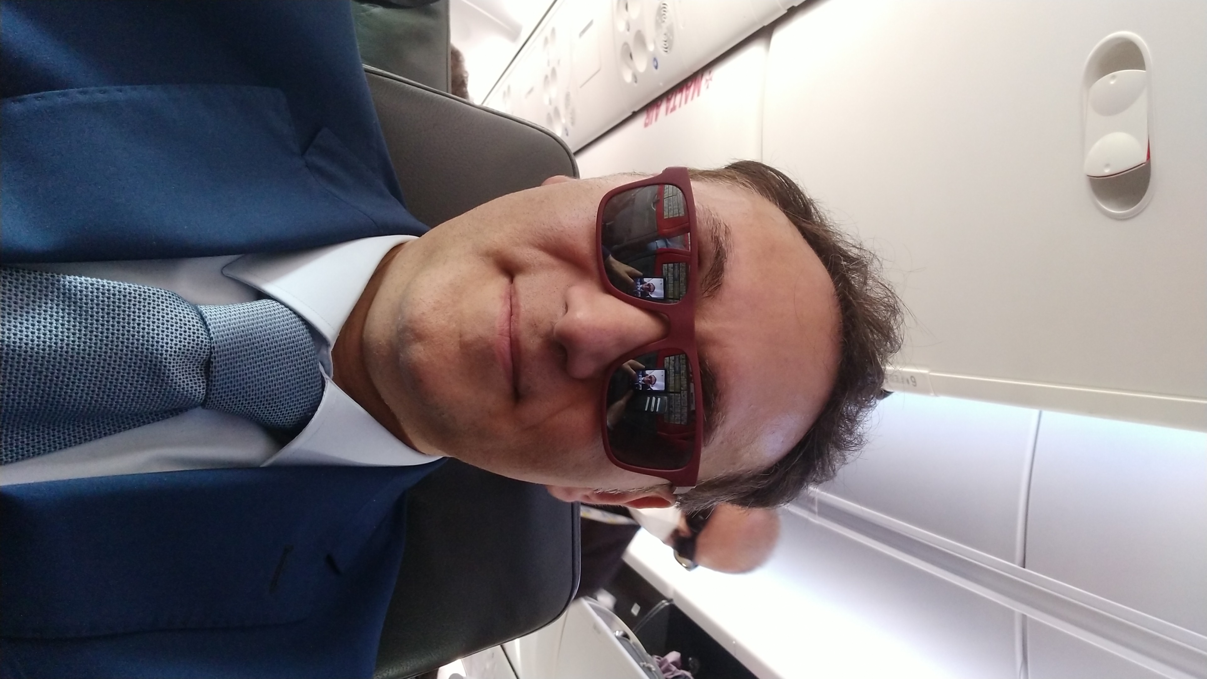 Salvo Maugeri durante la partenza in aereo